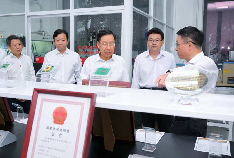 王晓晖施小琳看望慰问教师向全省广大教师和教育工作者致以节日祝福和诚挚问候「相关图片」 王晓晖施小琳看望慰问教师向全省广大教师和教育工作者致以节日祝福和诚挚问候「相关图片」